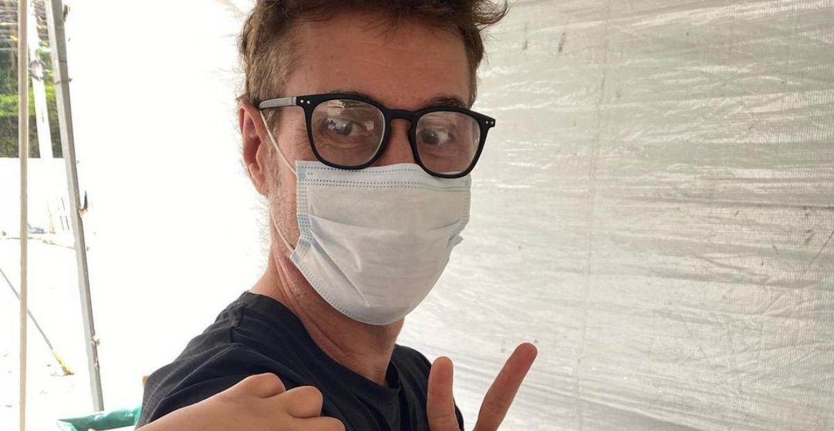 Dinho Ouro Preto recebe segunda dose da vacina contra a covid-19: ”Totalmente vacinado”