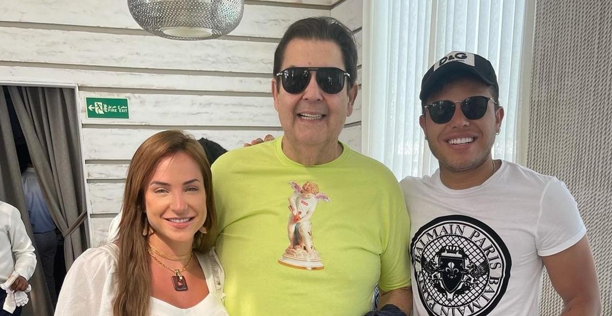Tierry e Gabi Martins encontram Faustão em restaurante durante viagem para Dubai