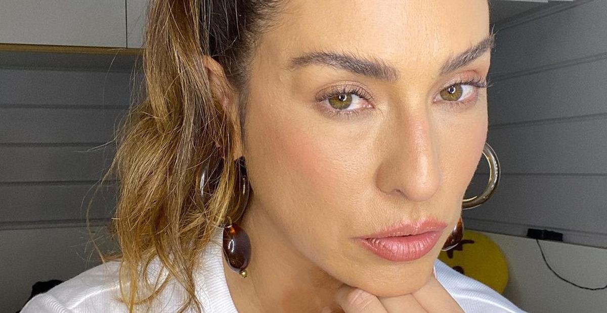 Fernanda Paes Leme esbanja o corpão em cliques na praia e brinca: ”Modo férias”