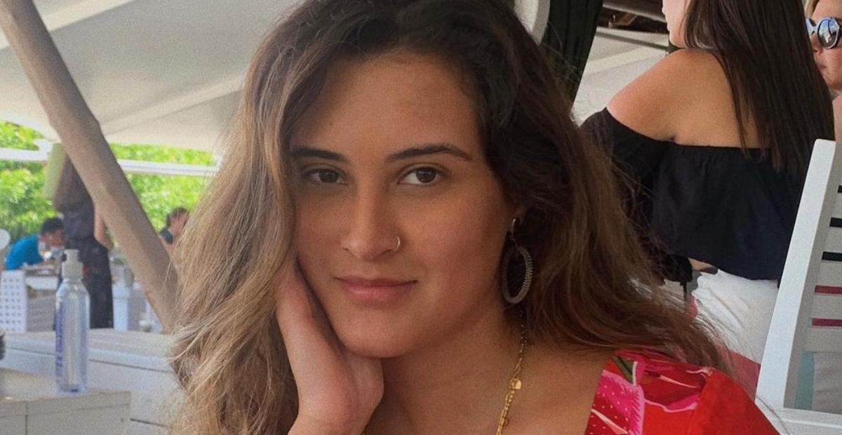 Em Búzios, filha de Fátima Bernardes exibe corpão de biquíni no meio do mar: ”Um espetáculo”