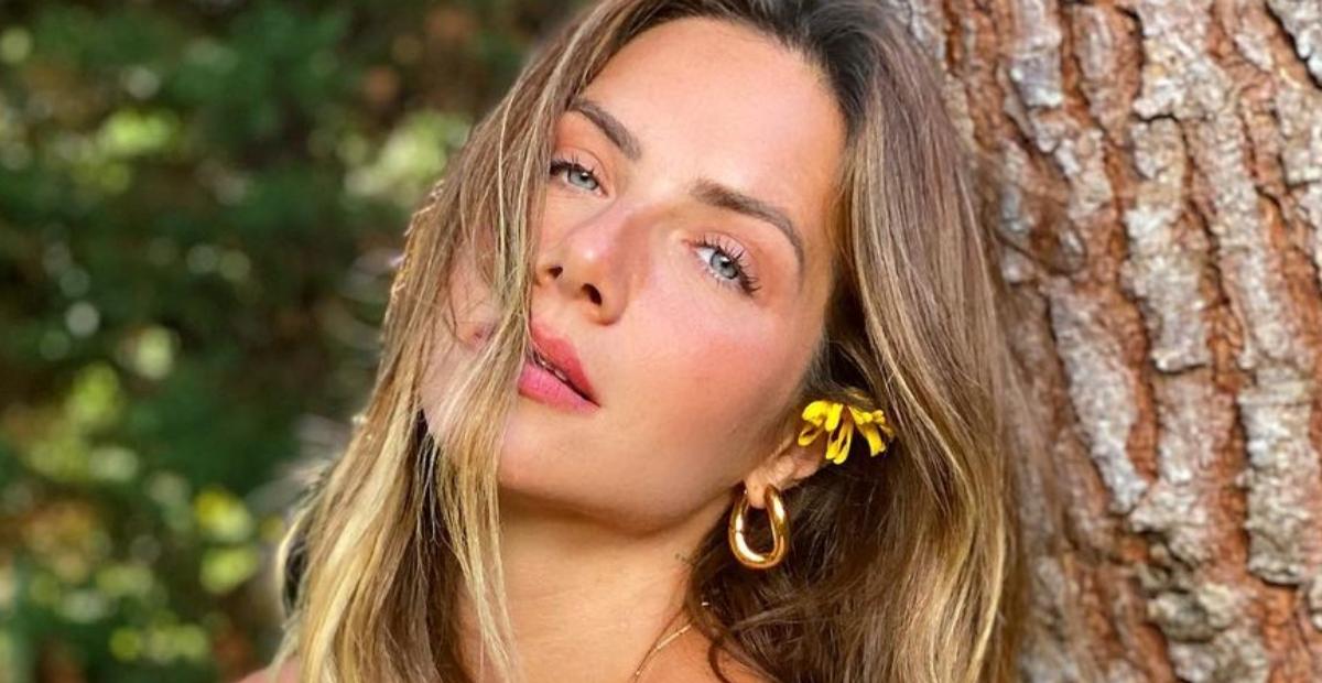 Em Ibiza, Giovanna Ewbank puxa maiô fio dental e ostenta bumbum empinado: ”Um monumento”