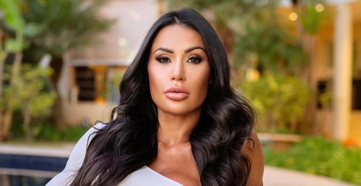 De lingerie, Gracyanne Barbosa abre o roupão e exibe corpaço trincadíssimo: ”Sensacional!”