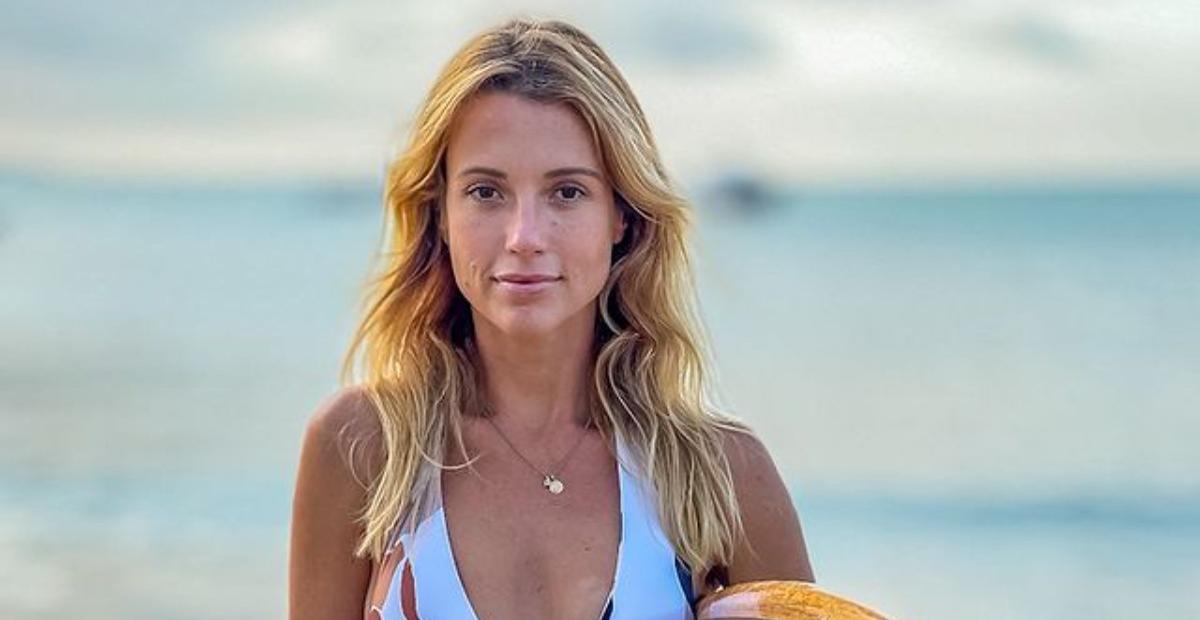 Com prancha, Juliana Didone arranca elogios ao postar fotos de biquíni na praia: ”Que corpo”