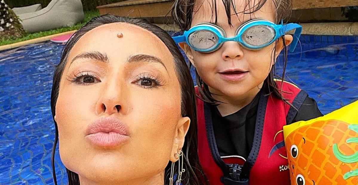 Sabrina Sato se diverte em dia de piscina com a filha e os sobrinhos: ”Muito amor”