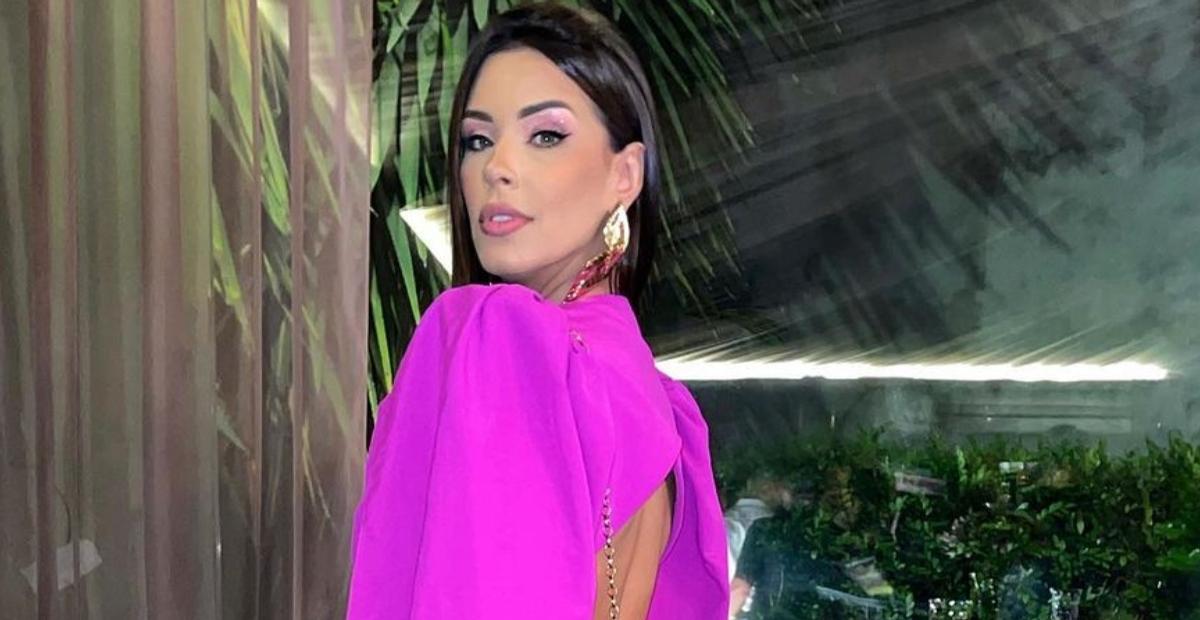 Sem sutiã, Ivy Moraes elege vestido com decote até o umbigo em produção grifada de R$17,6 mil