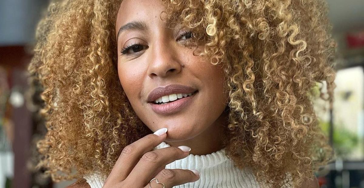De biquíni, Sheron Menezzes renova o bronzeado nos Lençóis Maranhenses com a família