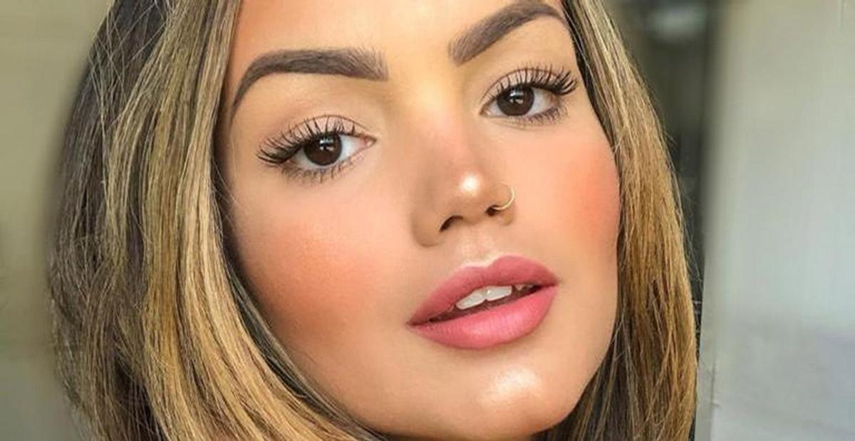 Suzanna Freitas capricha na pose e exibe bumbum empinado em barco