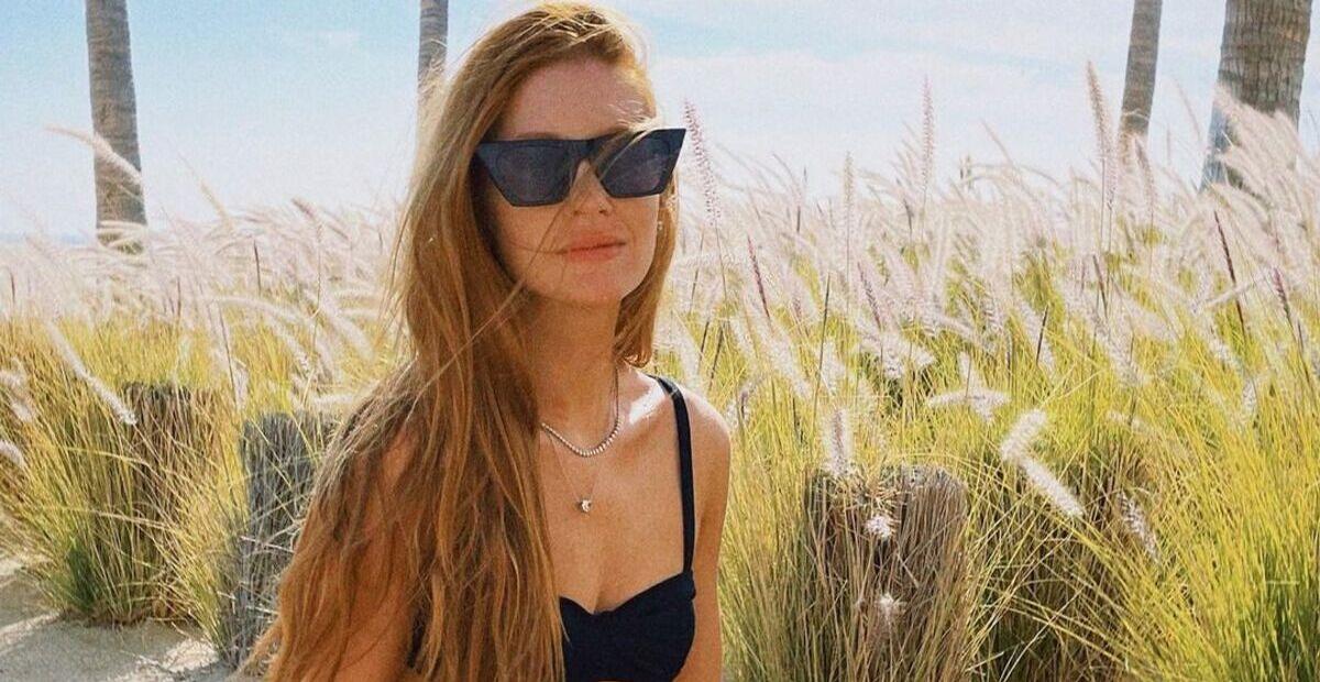 De top e minissaia, Marina Ruy Barbosa exibe beleza fora do comum na areia