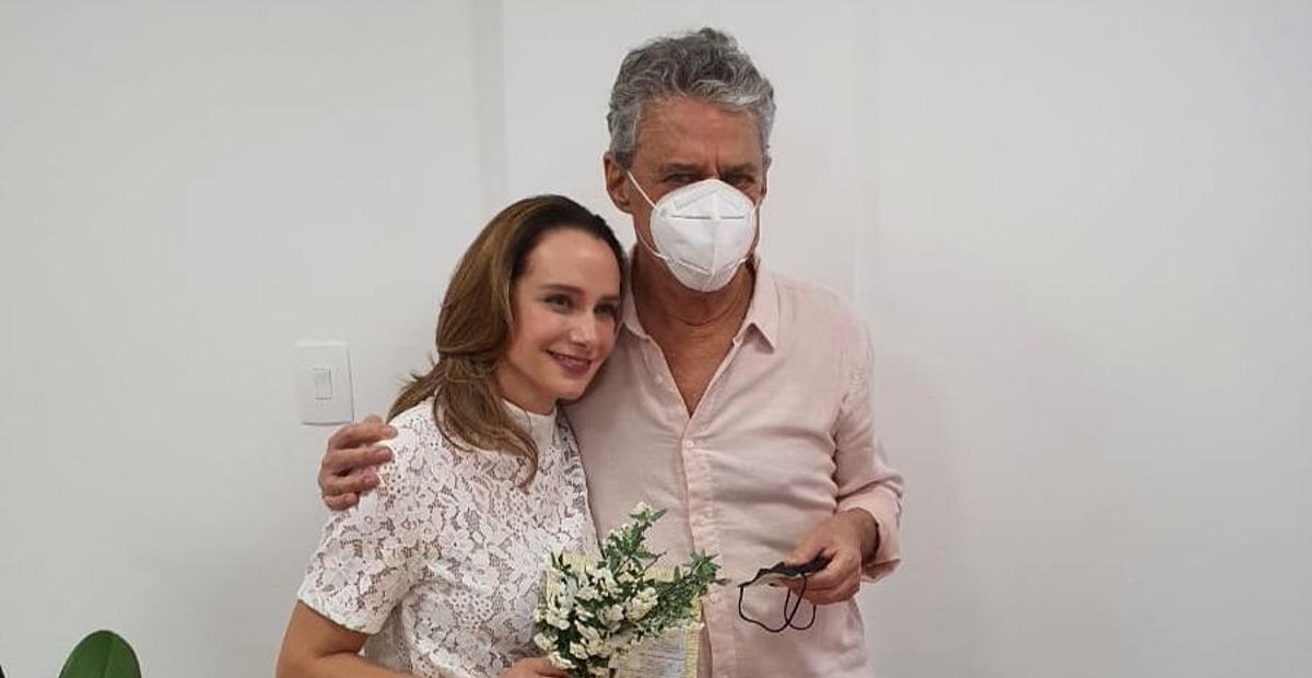 Chico Buarque se casa com Carol Proner em cartório no Rio de Janeiro