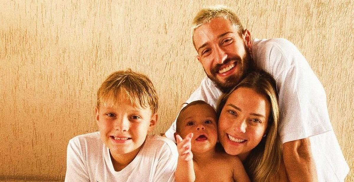 Vini Martinez se declara ao postar clique de Carol Dantas, Davi e Tin na Disney de Paris