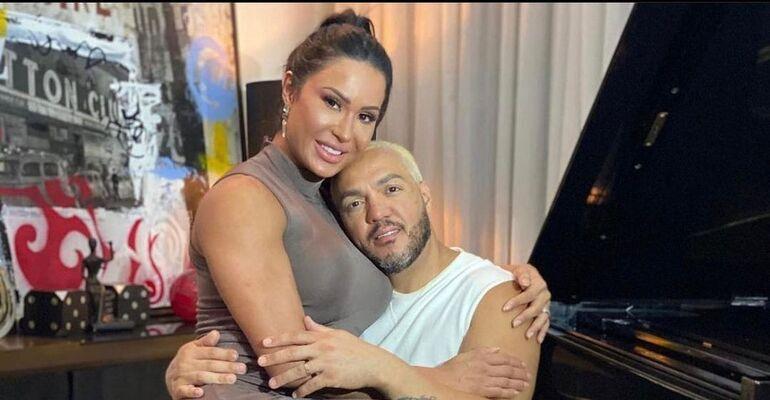 No aniversário de Gracyanne, Belo mostra foto ousada da musa e se declara: ”Oitava maravilha”