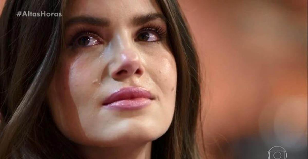Camila Queiroz chora com canção de Padre Fábio de Melo e recorda período difícil: ”Perdi minha fé”
