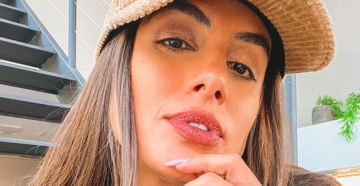 Carol Peixinho esbanja corpo sarado em maiô cavadíssimo e chama atenção da web: ”Musa”