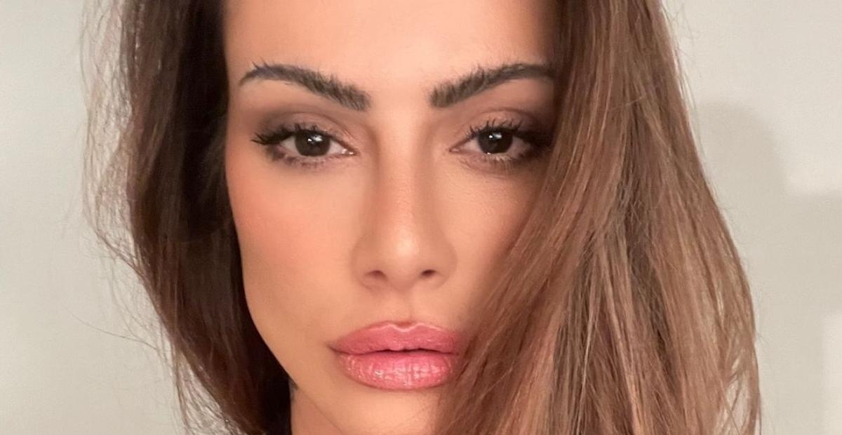 Cleo ostenta corpaço com vestido justinho grifado de R$7 mil já usado por Isis Valverde