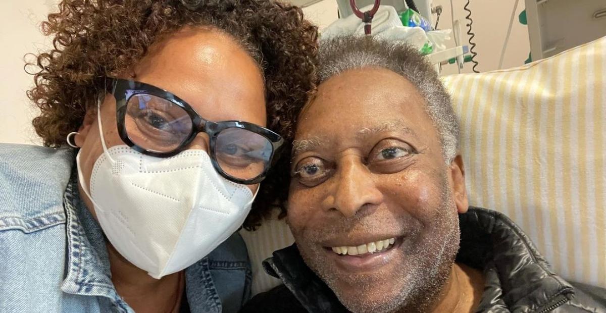 Filha de Pelé mostra o pai assistindo ao jogo da Seleção Feminina de Futebol