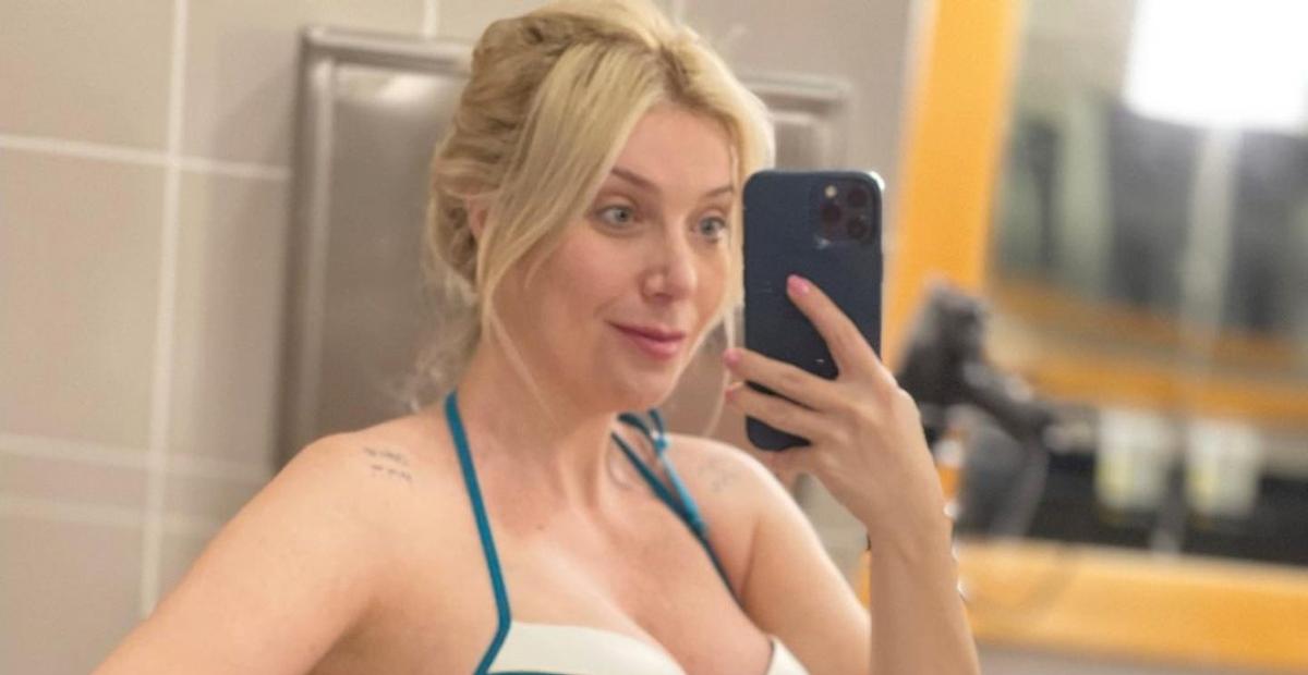 No oitavo mês de gestação, Luiza Possi exibe barrigão durante passeio na praia