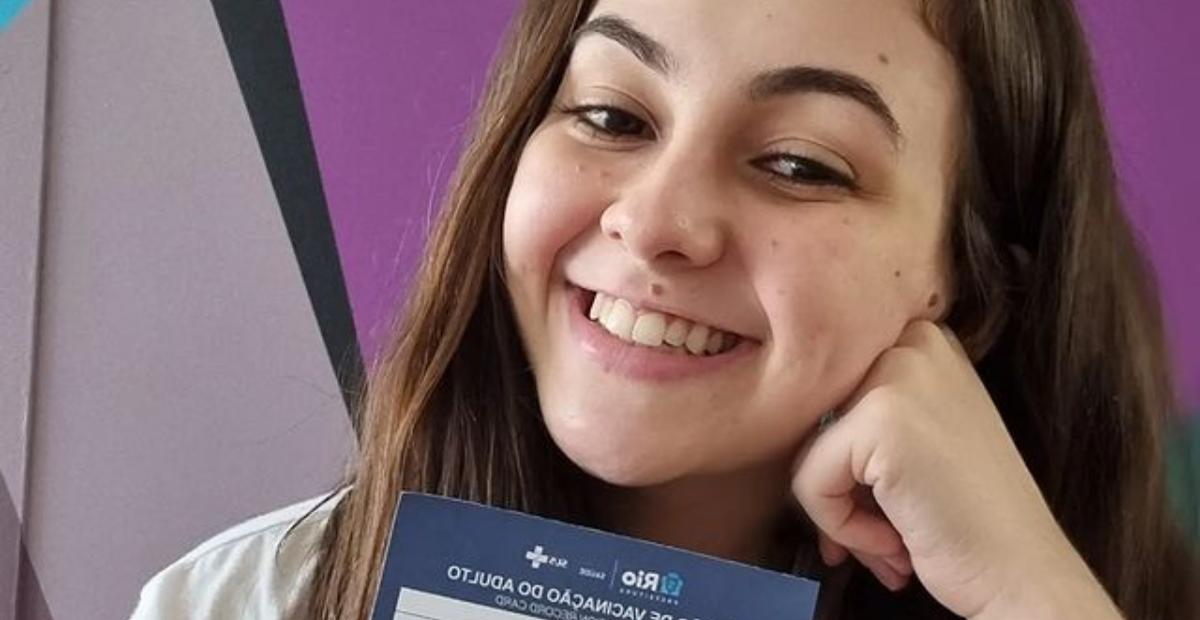 Klara Castanho toma segunda dose da vacina contra a covid-19: ”100% imunizada”