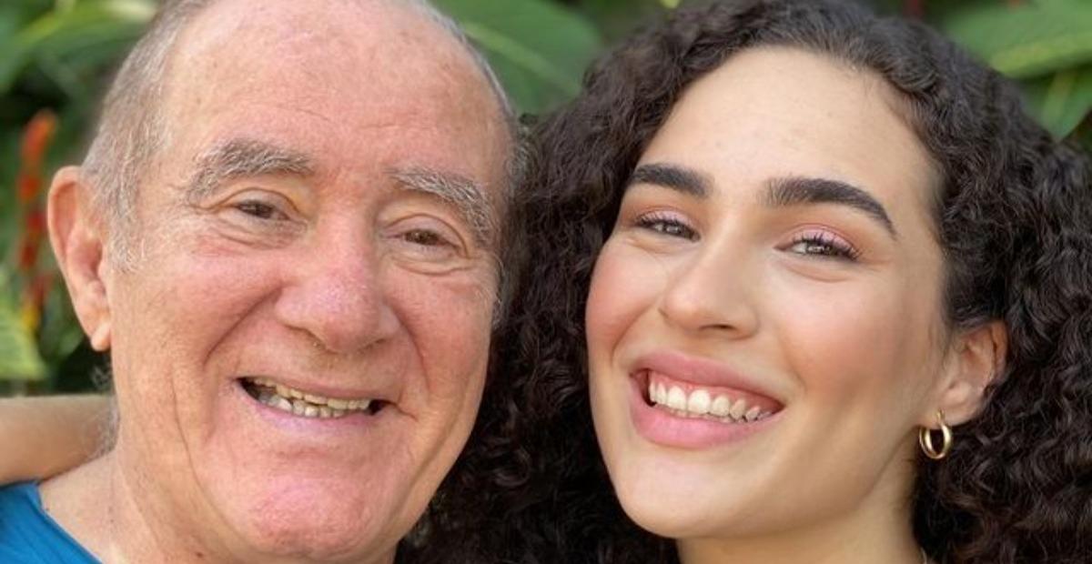 Lívian Aragão comenta sobre ciúmes do pai, Renato Aragão, em seus relacionamentos: ”Fica zoando”