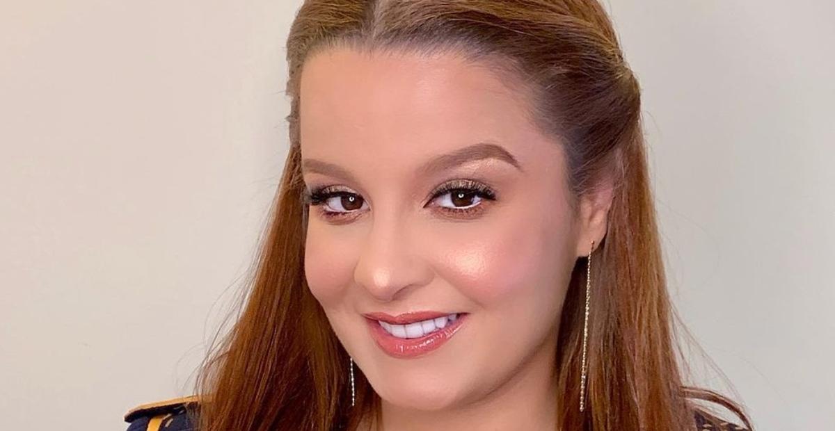 Sem nada por baixo, Maiara se exibe com blazer aberto e ostenta decote até o umbigo: ”Perfeição”