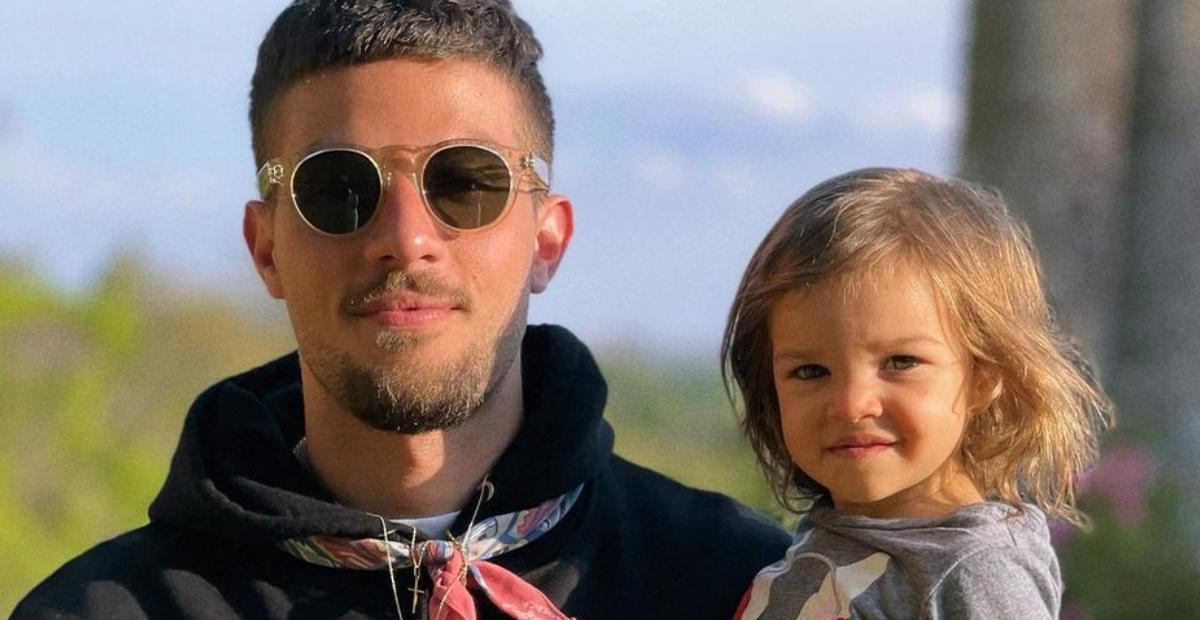 Chay Suede curte dia de piscina com a filha e rouba a cena com corpão bem sarado: ”Que homem”