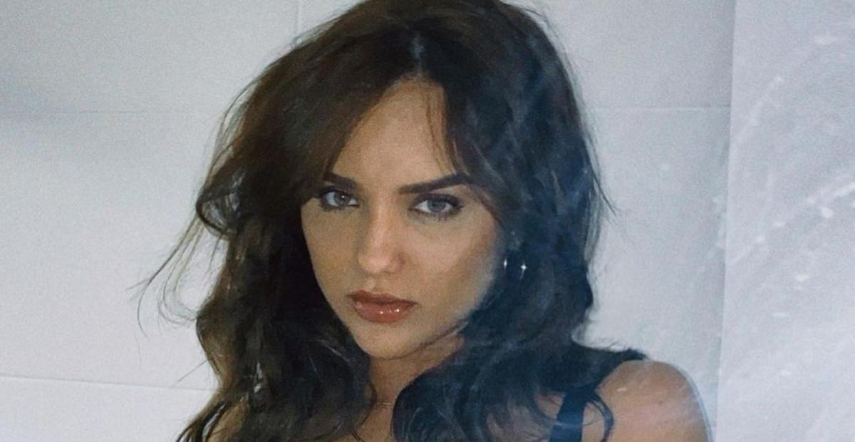 De biquíni fio, Rafa Kalimann exibe corpo escultural na piscina de sua mansão no Rio: ”Boazuda”