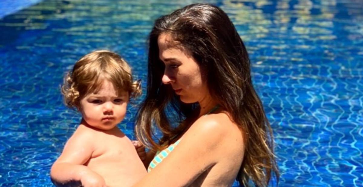 Tatá Werneck registra a filha, Clara Maria, se divertindo com banho de mangueira