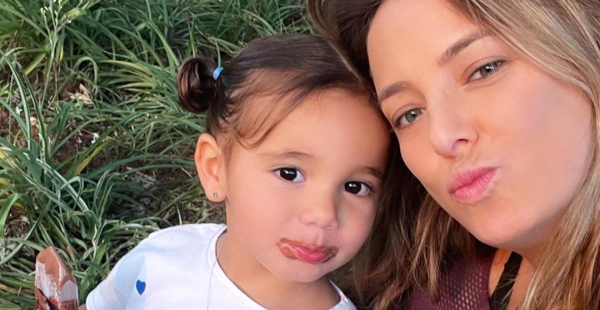 Ticiane Pinheiro flagra Manu escalando pé de jabuticaba e encanta: ”Aventureira”