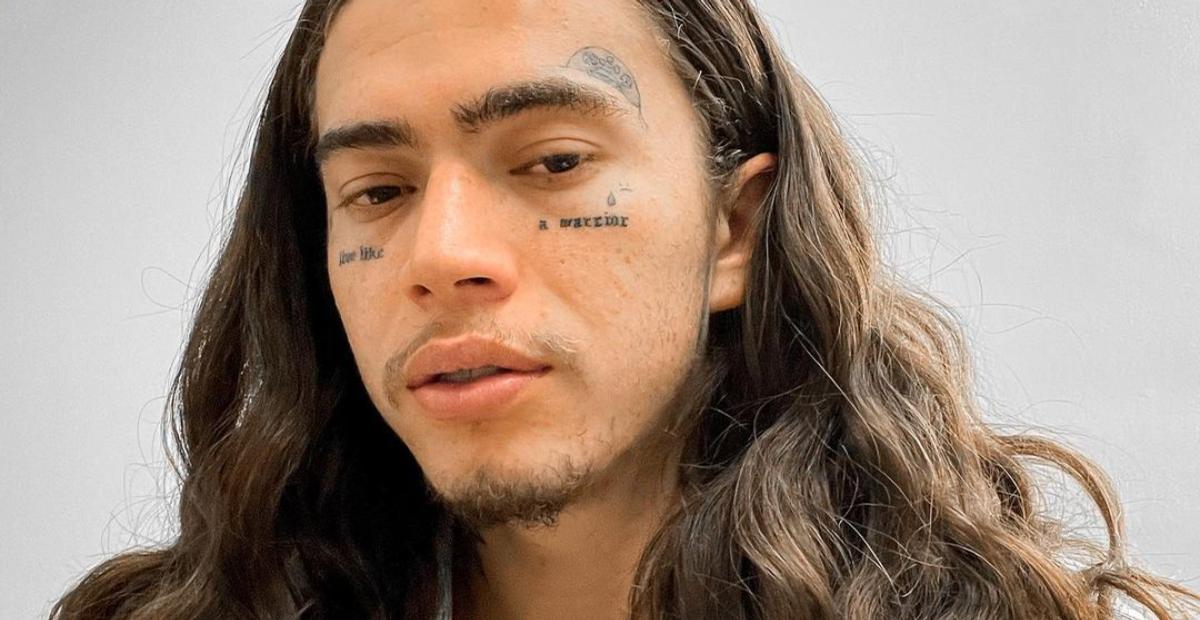 Ostentando abdômen sarado, Whindersson Nunes surge sem camisa e web elogia: ”Gato demais”