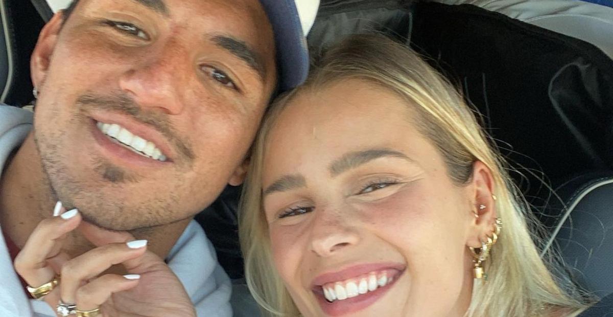 Yasmin Brunet posta lindos cliques com Gabriel Medina durante noite romântica