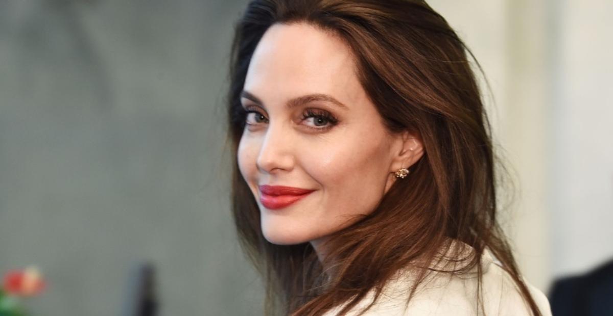 Relembre 5 vezes que Angelina Jolie roubou a cena do tapete vermelho com looks deslumbrantes