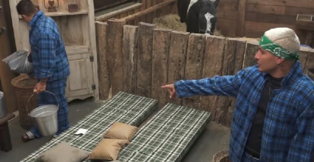 A Fazenda: Peões encontram preservativo debaixo dos colchões da baia e cantor dedura: ”É do Nego!”