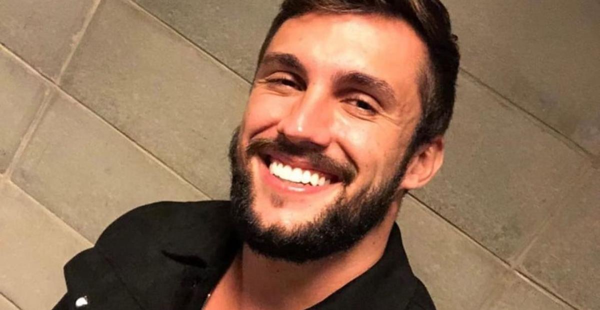Arthur Picoli aparece sem camisa na academia e arranca suspiros: ”Perfeito”