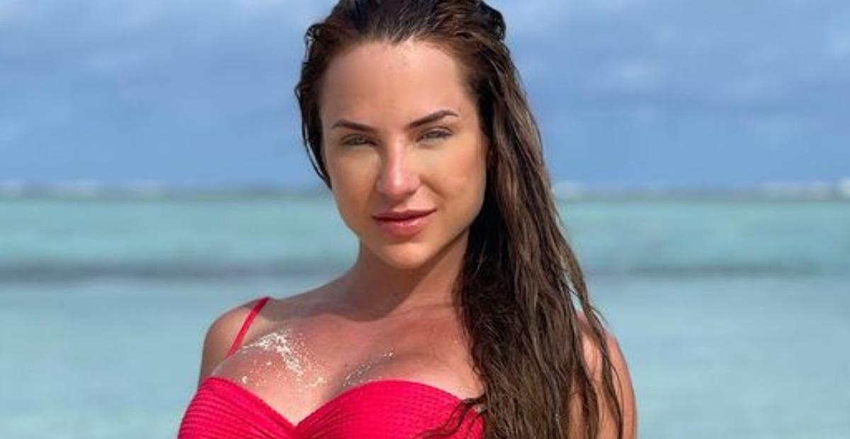 Nas Maldivas, Gabi Martins empina o bumbum com biquíni fio dental em jetski: ”E esse shape?”