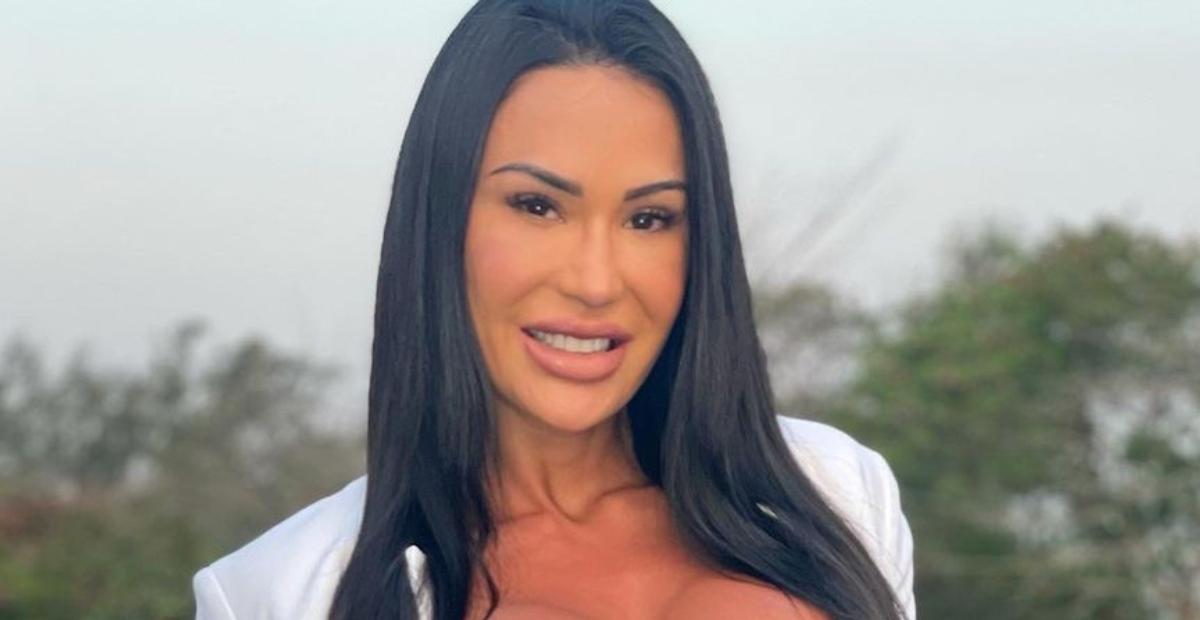 Gracyanne Barbosa surge belíssima com look todo vazado e fala sobre aniversário: ”Dia especial!”
