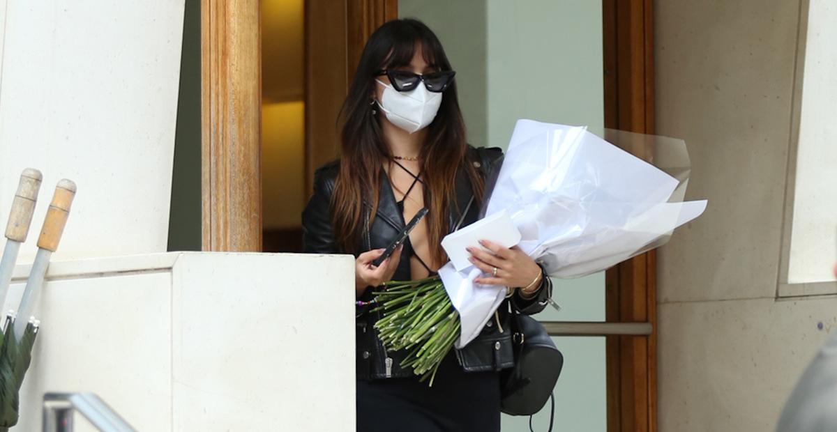 Com novo visual, Isis Valverde é flagrada cheia de estilo saindo de hotel de luxo