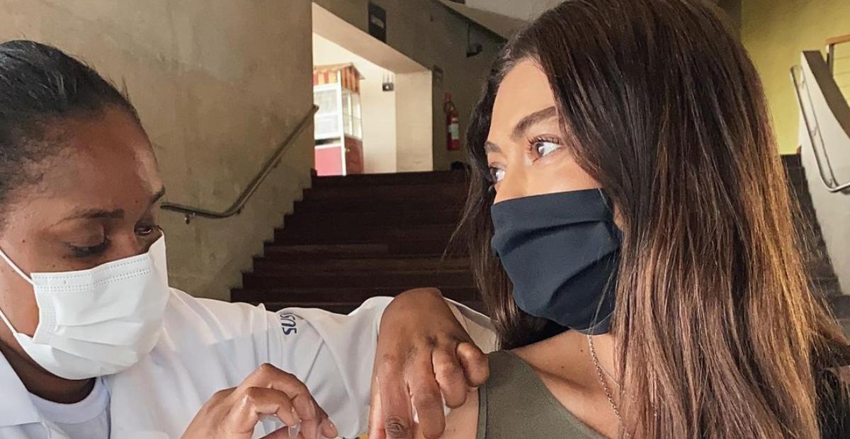 Juliana Paes recebe a segunda dose da vacina contra a covid-19: ”Os cuidados continuam”