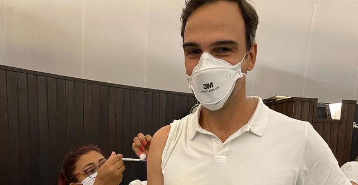 Tadeu Schmidt toma a segunda dose da vacina contra a covid-19 e comemora: ”Alegria pura”