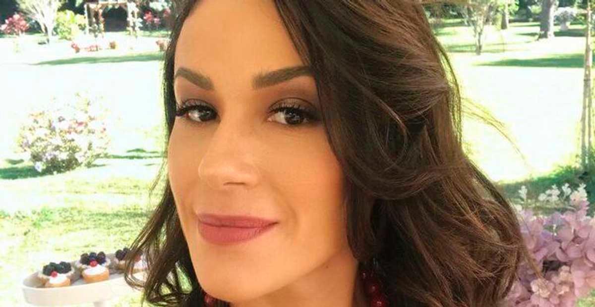 Aos 40 anos, Nadja Haddad impressiona ao postar foto de maiô na piscina