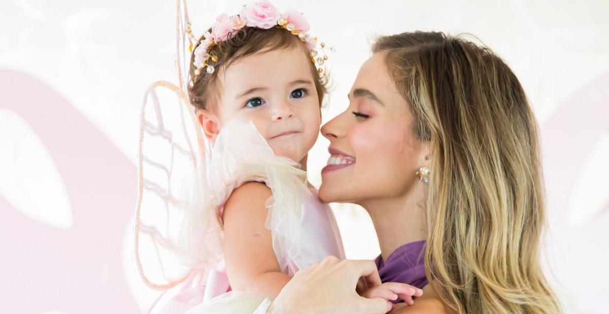 Carol Dias compartilha lindo registro na banheira com a filha: ”Amor”