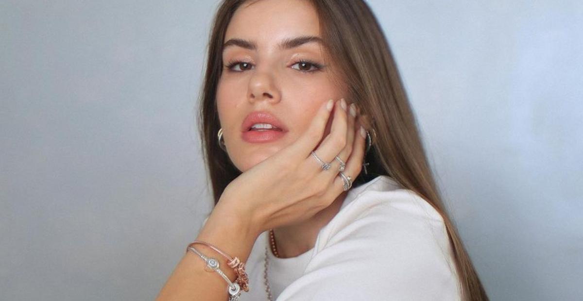 De lingerie rendada, Camila Queiroz esbanja beleza no camarim e arranca suspiros da web!