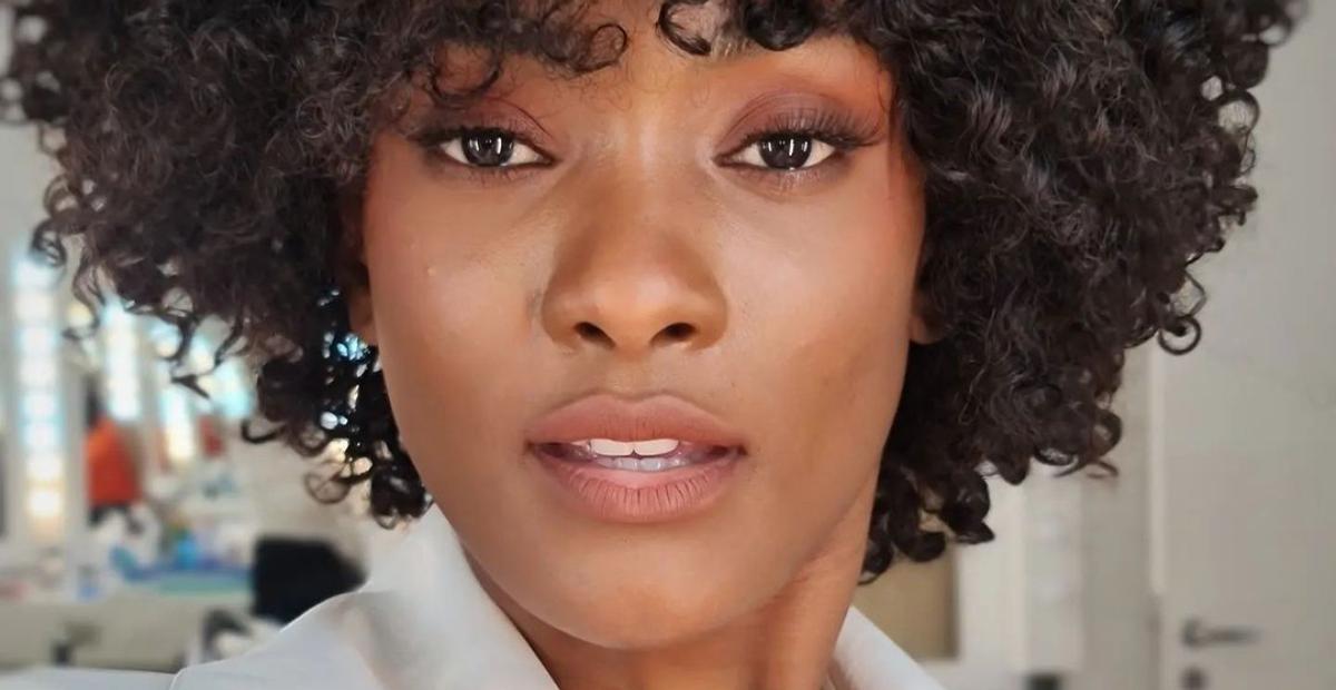 Erika Januza exibe abdômen trincado para novo trabalho: ”Mais transformações a caminho”