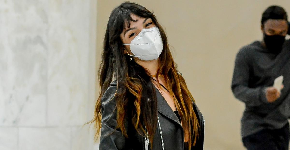 Estilosa, Isis Valverde dá show de simpatia ao ser flagrada em aeroporto com bolsas de R$19 mil