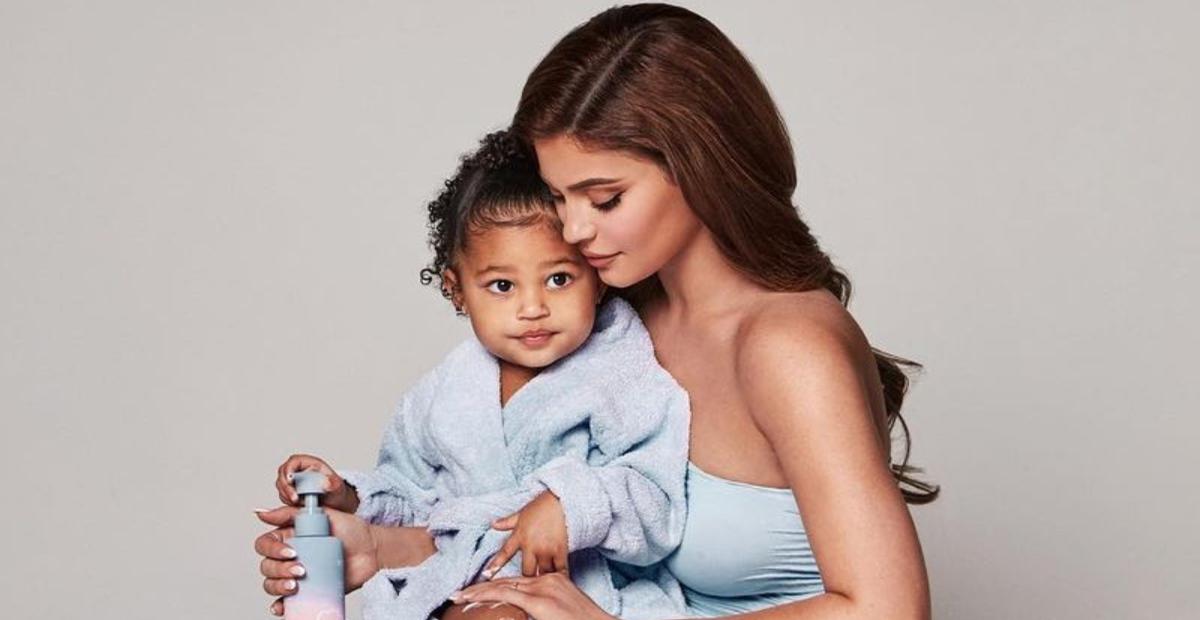 Grávida do segundo filho, Kylie Jenner anuncia marca de produtos para bebês