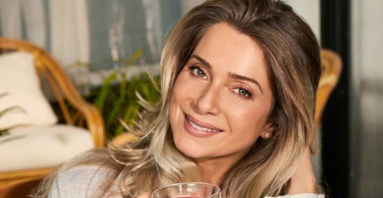Leticia Spiller celebra início da primavera com clique em meio às flores: ”Bom dia”