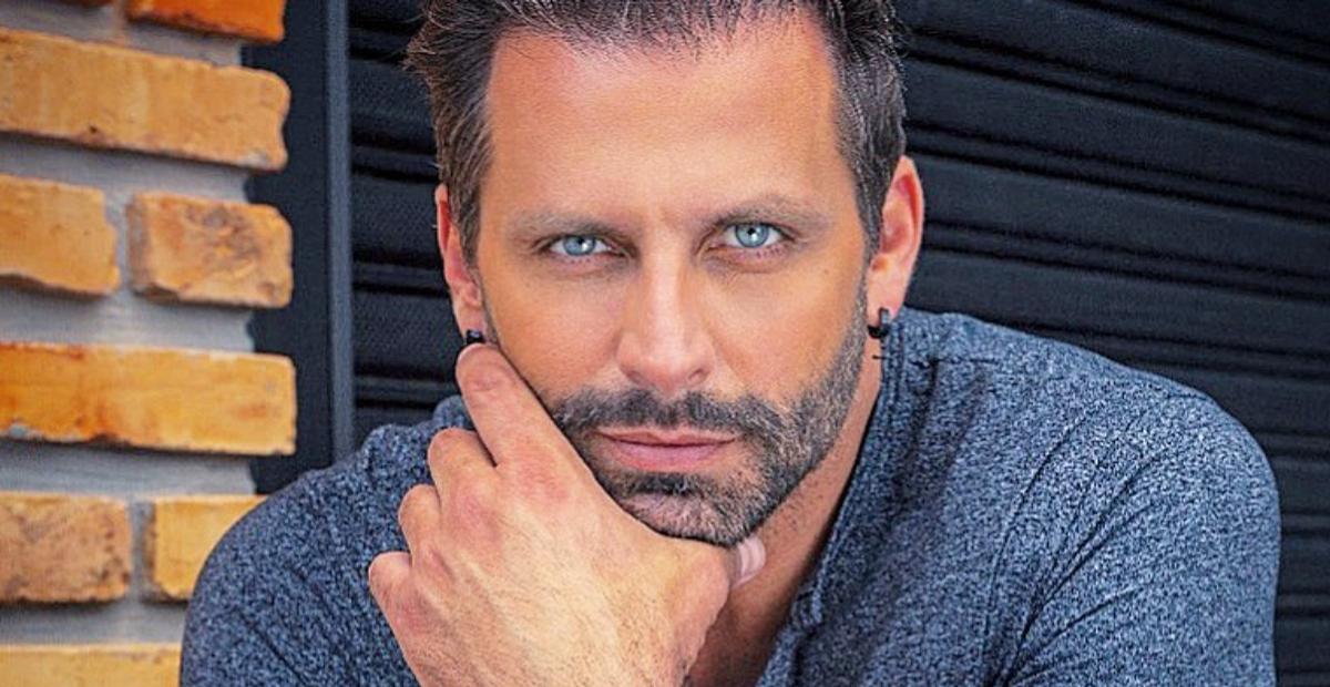 Na academia, Henri Castelli aparece com a camisa molhada e chama atenção: ”Homem perfeito”