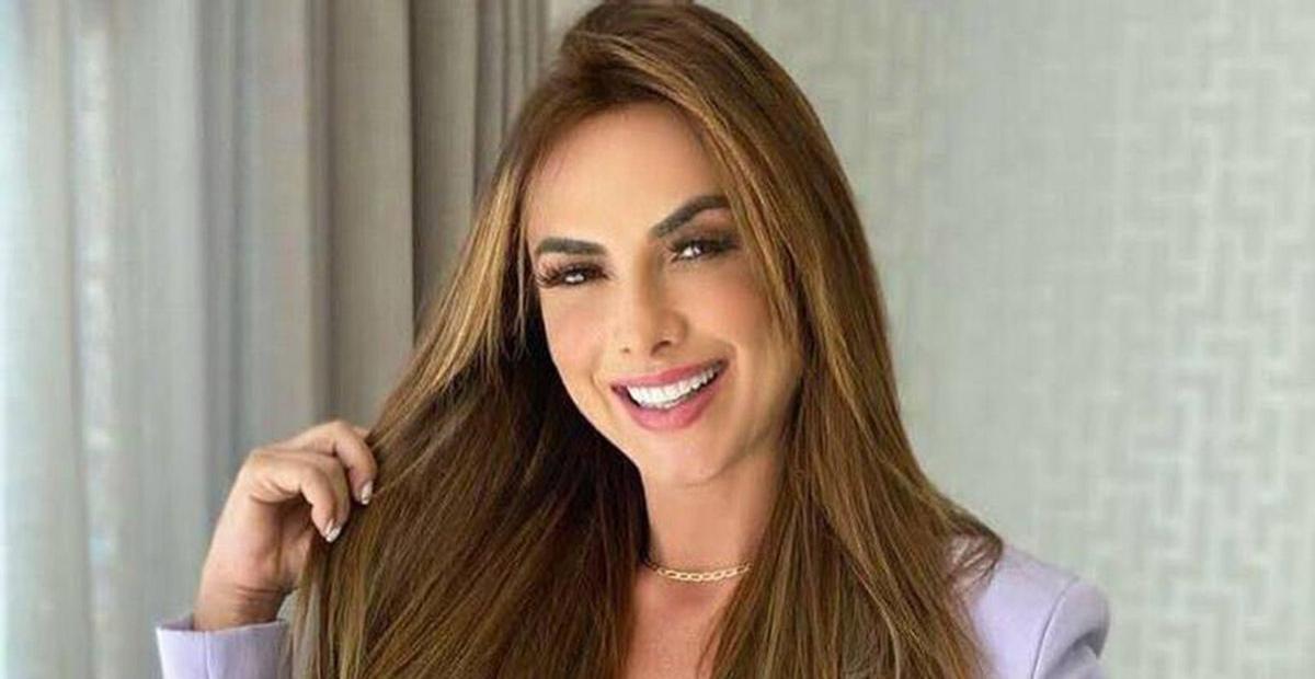 Nicole Bahls desiste de restaurante caríssimo em Dubai e opta por caldo de cana no deserto