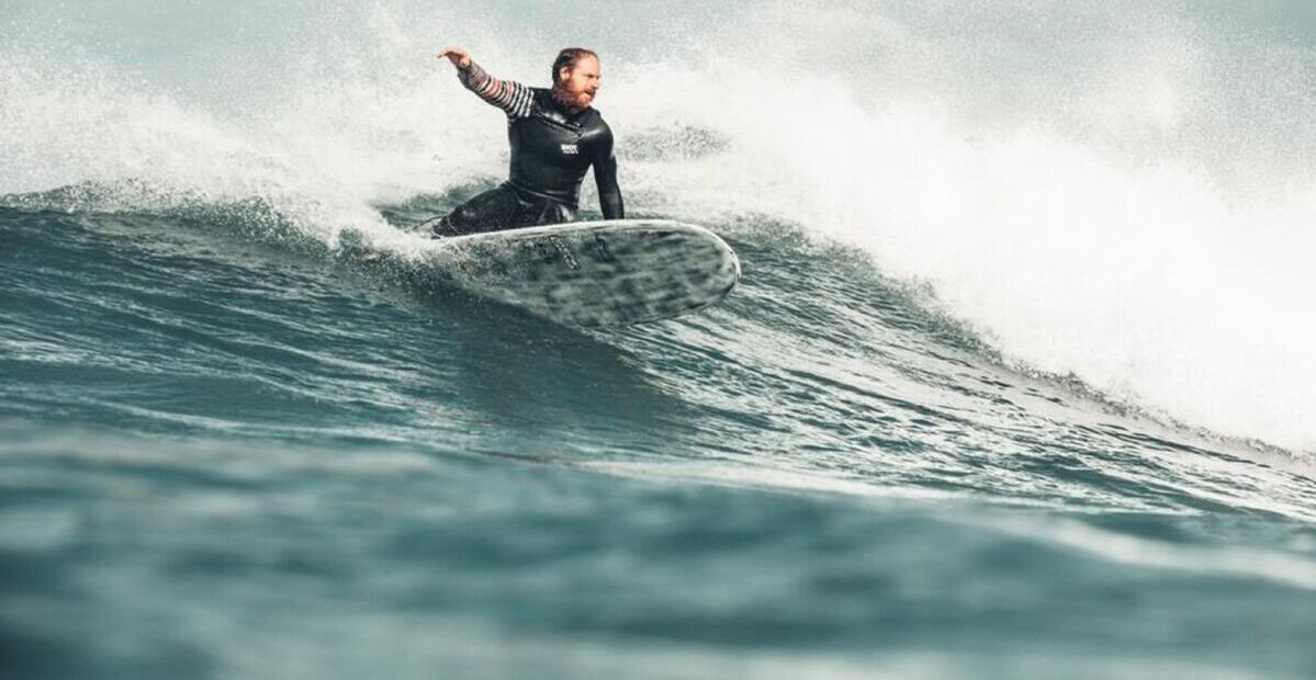 Bicampeão mundial, Phil Rajzman fala como o surfe o ajudou a lidar com a dislexia