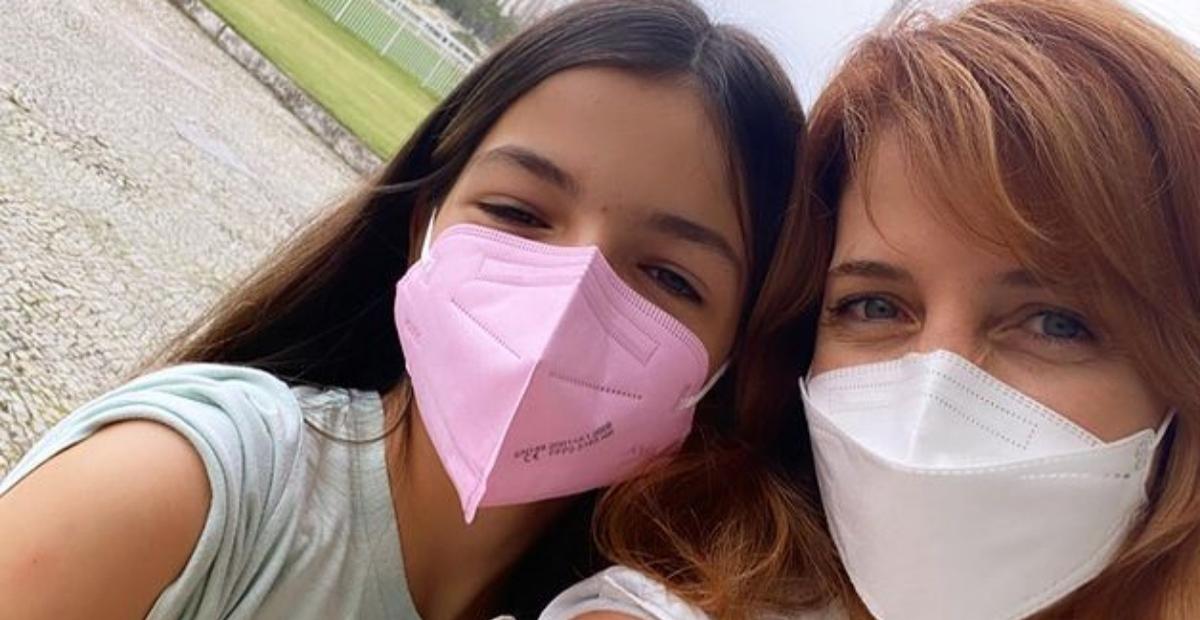 Poliana Abritta e a filha, Manuela, são vacinadas contra a covid-19