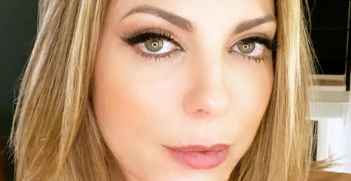Com look coladinho, Sheila Mello choca com flexibilidade na academia e brinca: ”Mulher elástica”