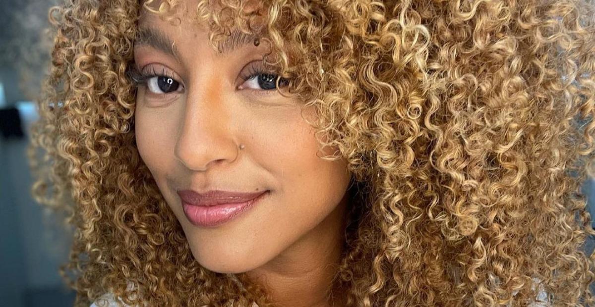 No Maranhão, Sheron Menezzes ostenta curvas esculturais em maiô cavado e web reage: ”Espetáculo”